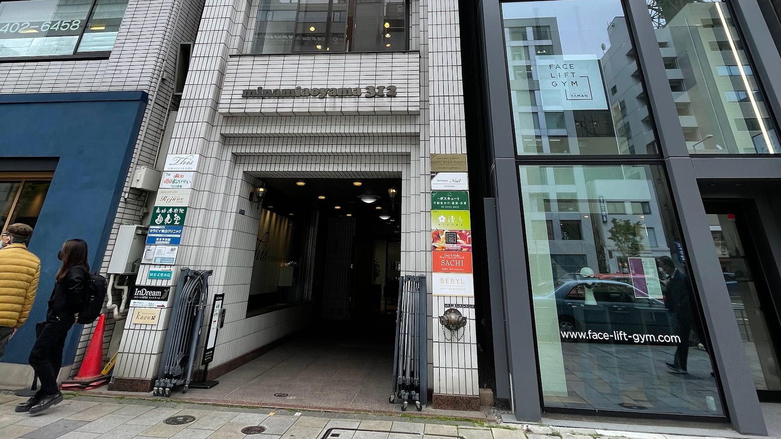 crest(青山)のメンズ眉毛サロン店内写真 1枚目