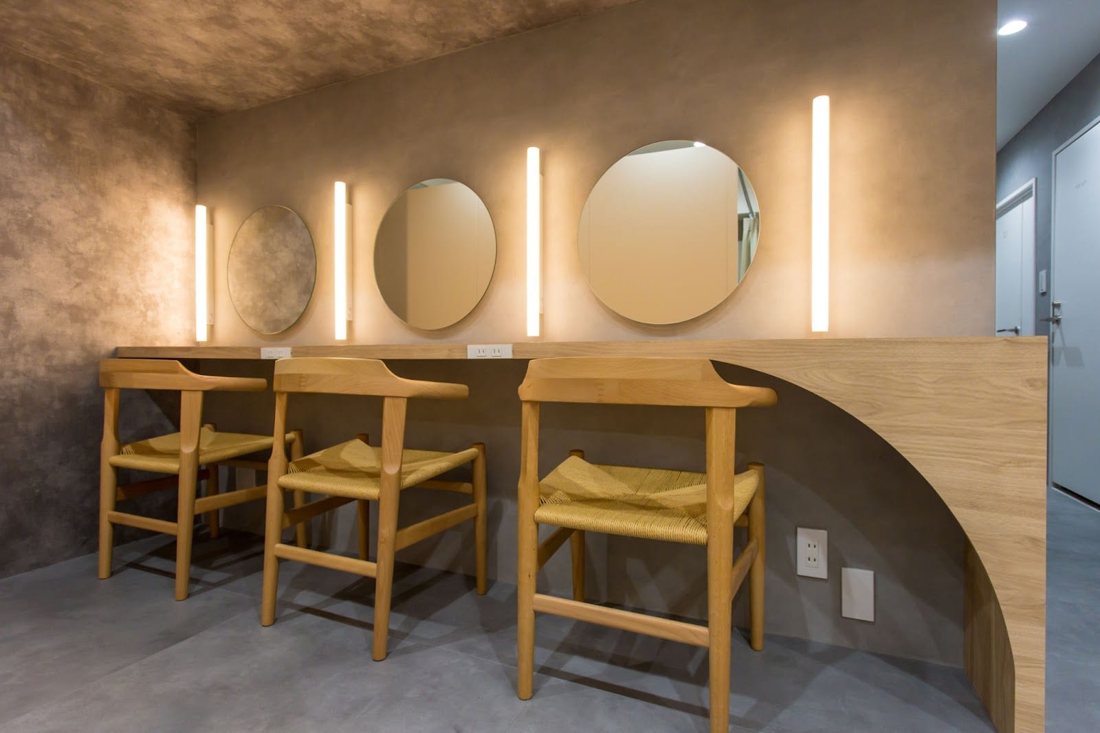 fors 梅田(茶屋町)のメンズ眉毛サロン店内写真 1枚目