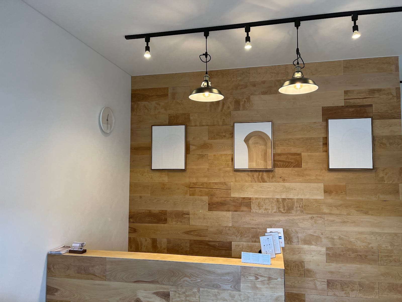 まつげパーマ・マツエク・眉毛・耳ツボ eyelash salon cross 知立店（知立）のメンズ眉毛サロン店内写真 1枚目