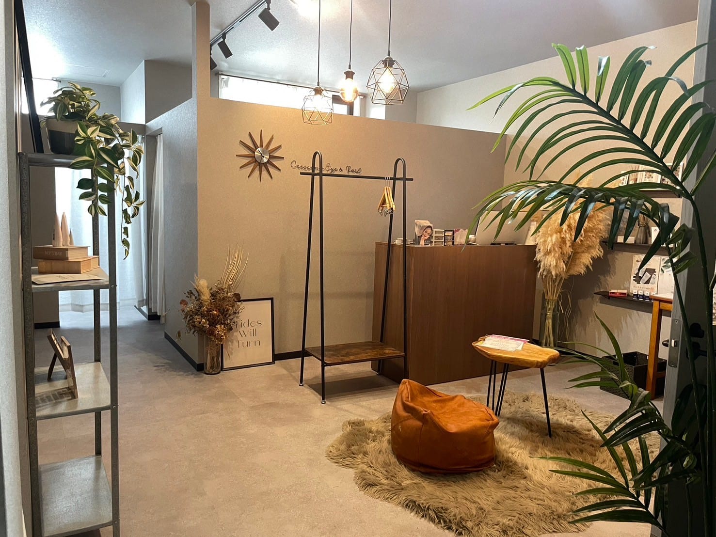 Crescent Eye&Nail 大濠公園店(福岡)のメンズ眉毛サロン店内写真 1枚目