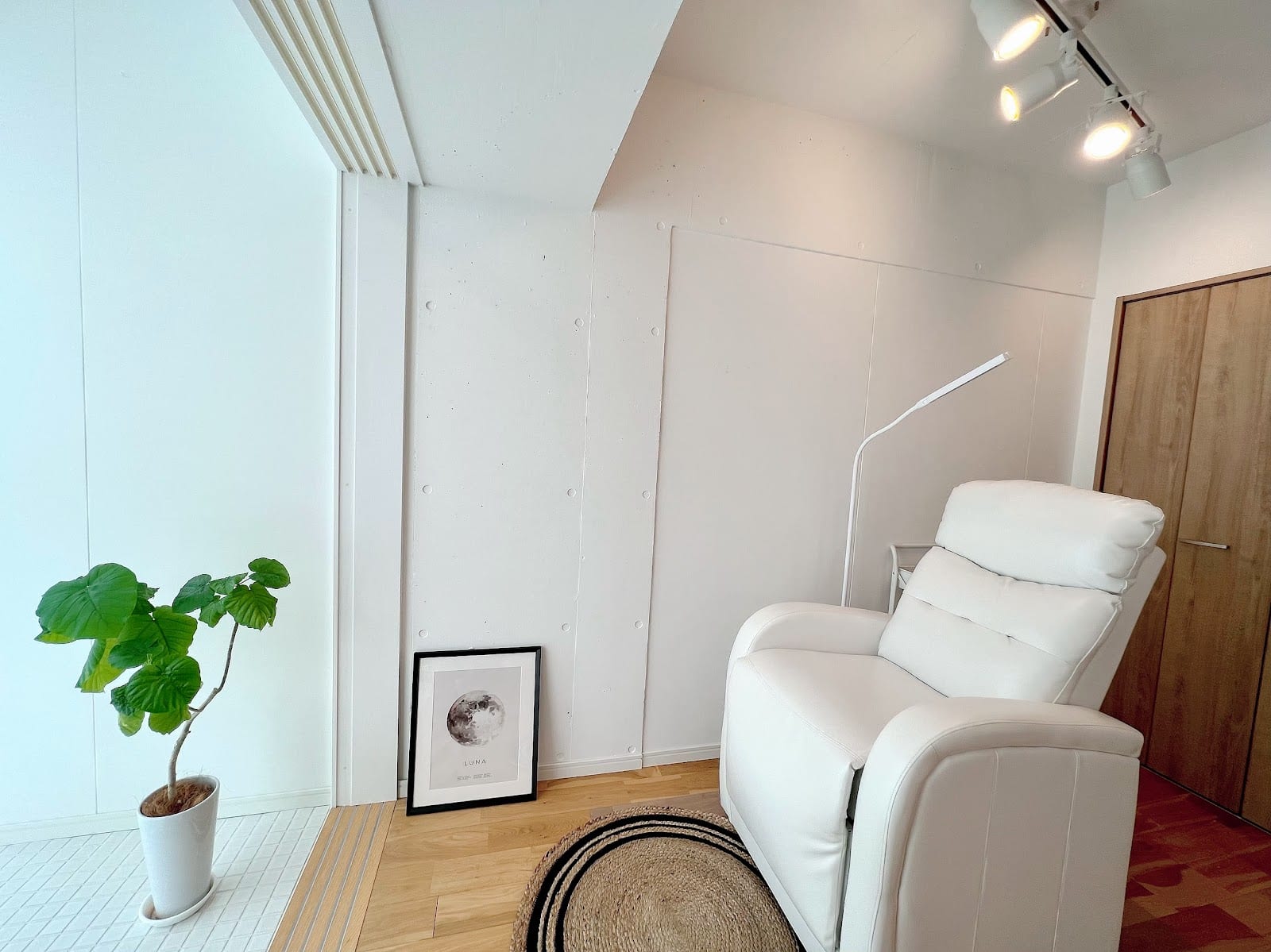 uni room(福岡)のメンズ眉毛サロン店内写真 1枚目