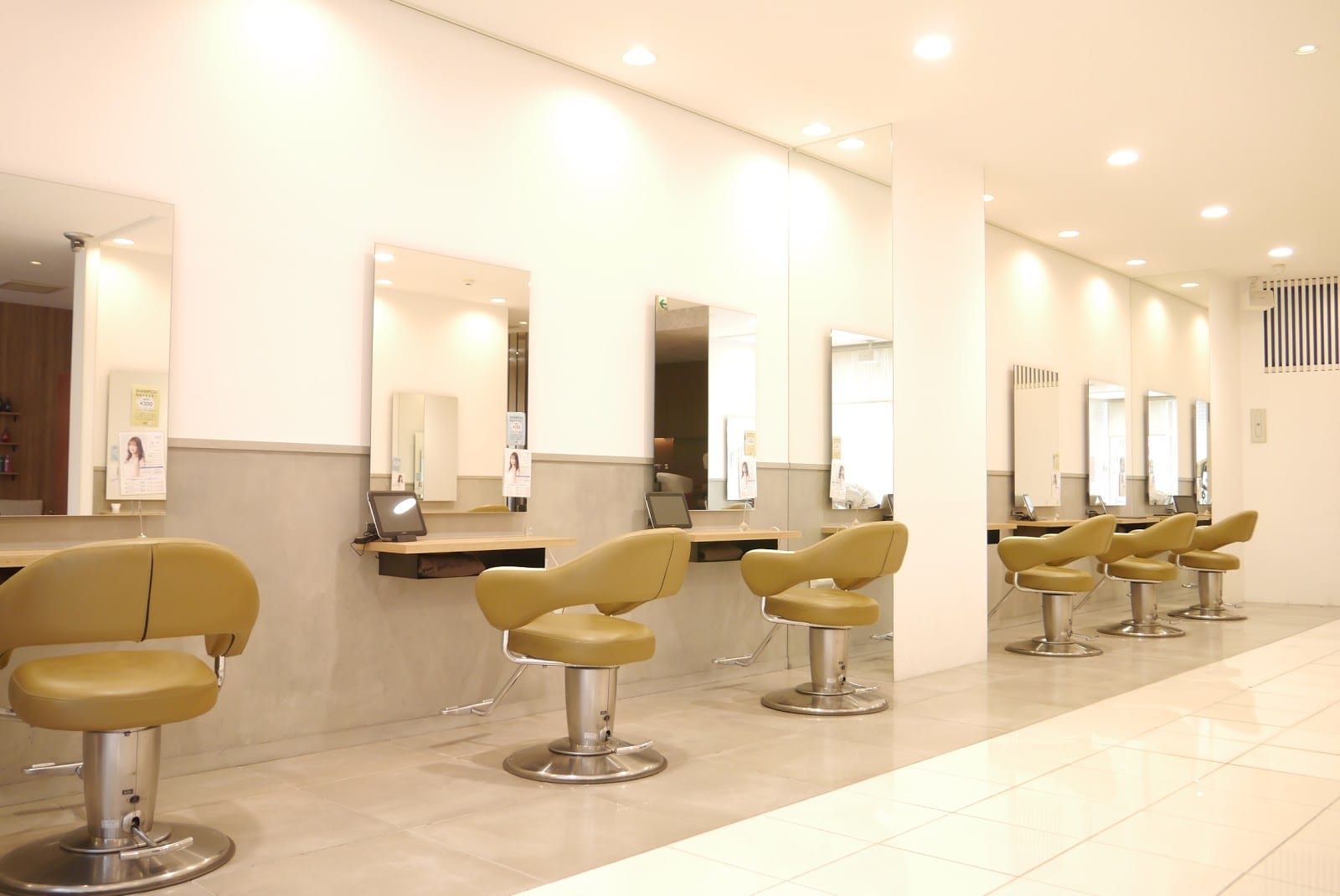 HAIR & MAKE EARTH 船橋店(船橋)のメンズ眉毛サロン店内写真 1枚目