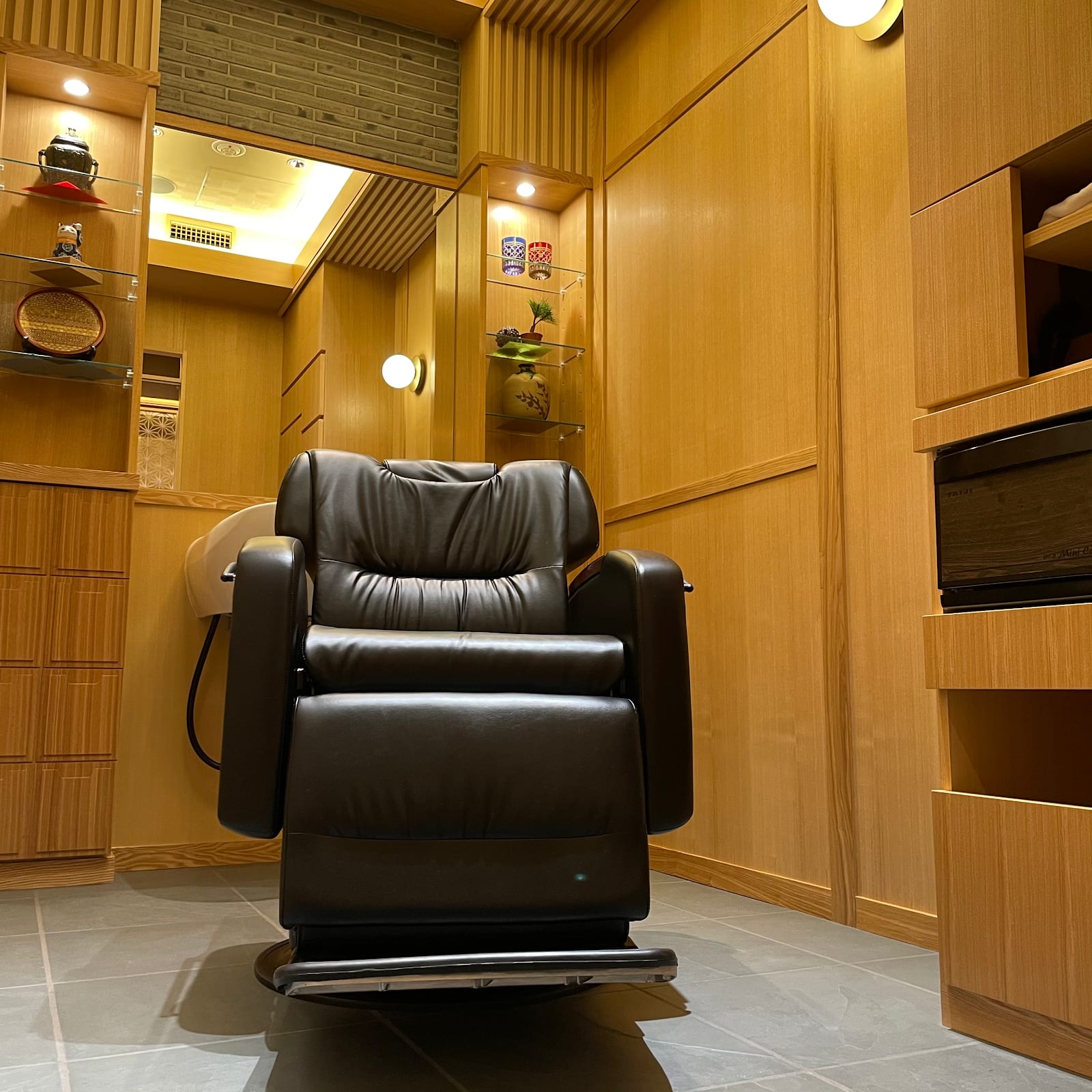 HIRO GINZA PREMIUM BARBER パレスホテル東京店(銀座)のメンズ眉毛サロン店内写真 1枚目