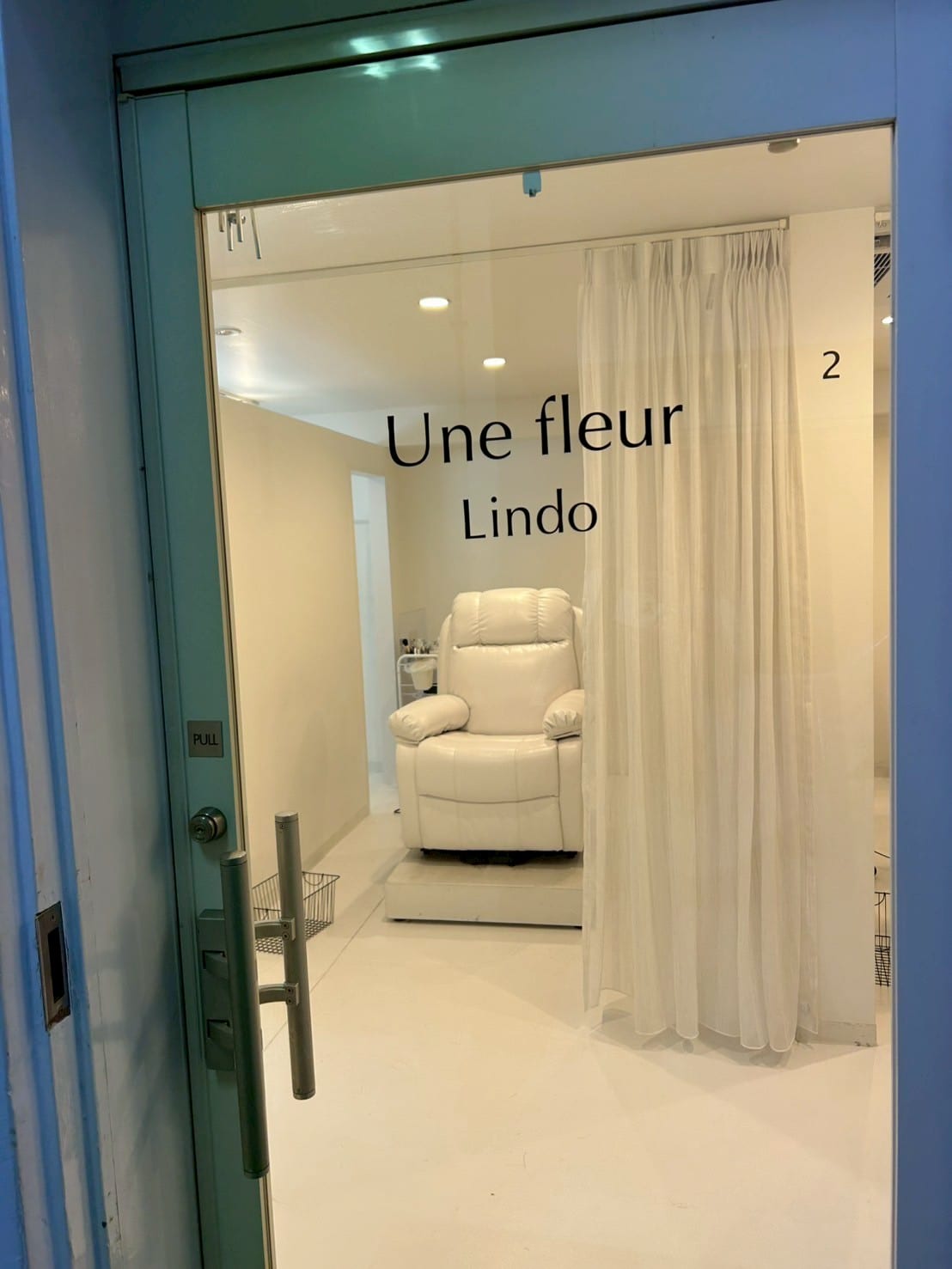 Une fleur Lindo 銀座店(銀座)のメンズ眉毛サロン店内写真 1枚目