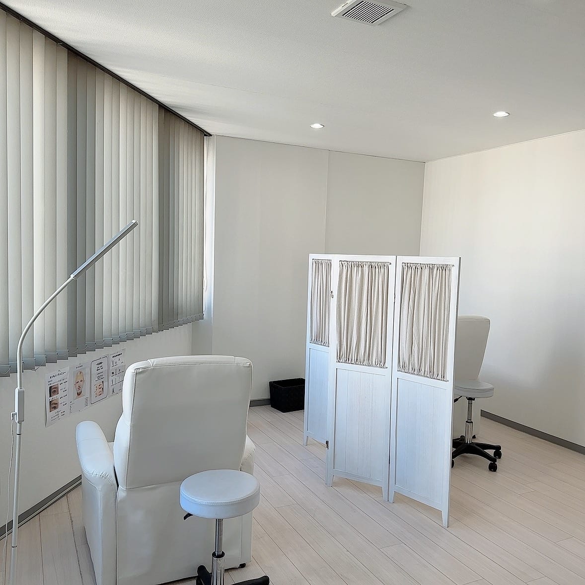 WHITE EYE浜松店(浜松)のメンズ眉毛サロン店内写真 1枚目