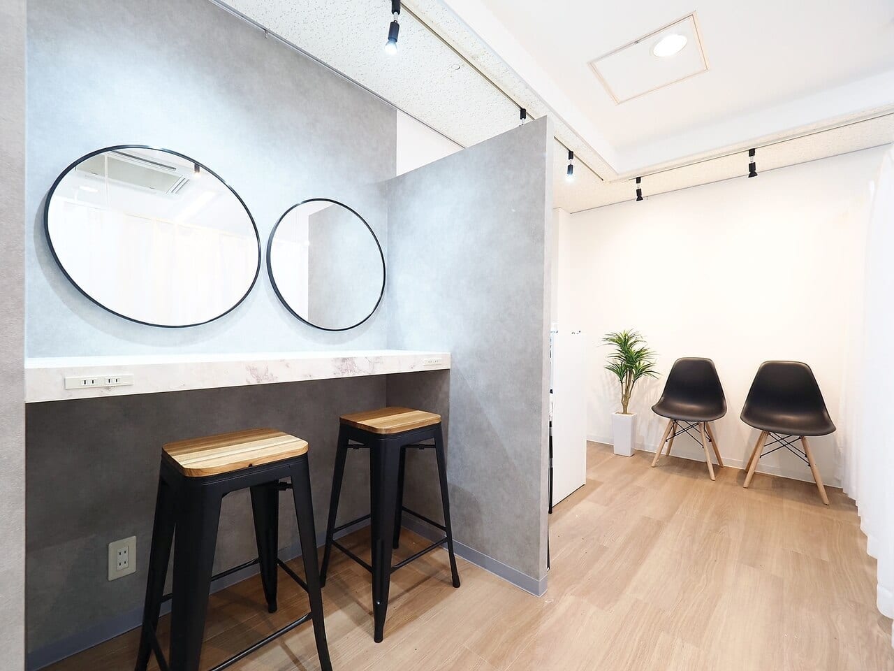 i. 紙屋町店(広島)のメンズ眉毛サロン店内写真 1枚目