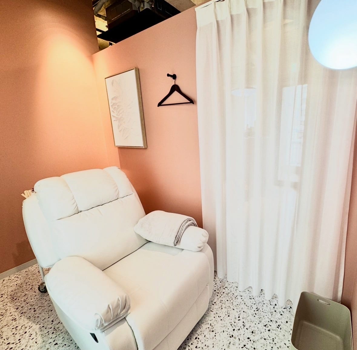 まつ毛パーマと眉毛の専門店APPLY.LASH & BROW(本厚木)のメンズ眉毛サロン店内写真 1枚目