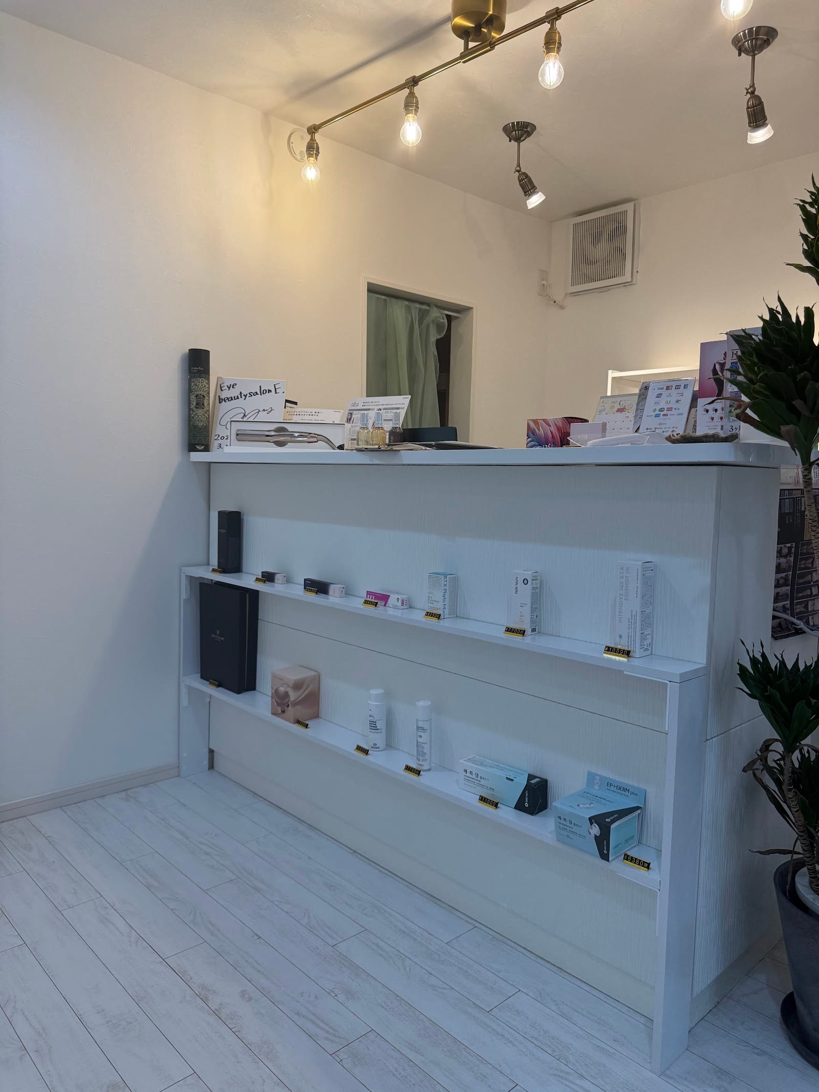 Eye beautysalon E.茨木市店(茨木)のメンズ眉毛サロン店内写真 1枚目