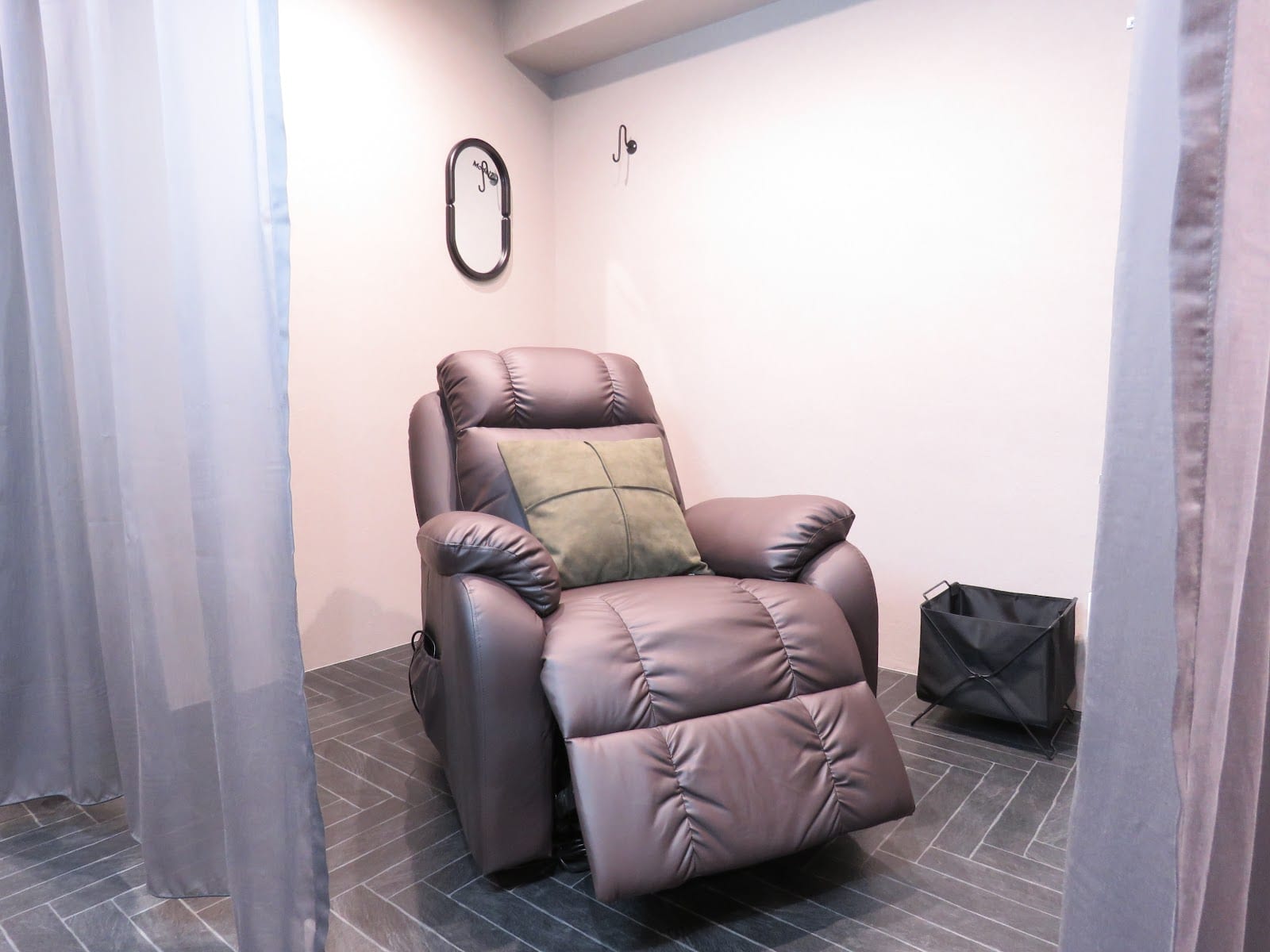 Mode!? 池袋西口店(池袋)のメンズ眉毛サロン店内写真 1枚目