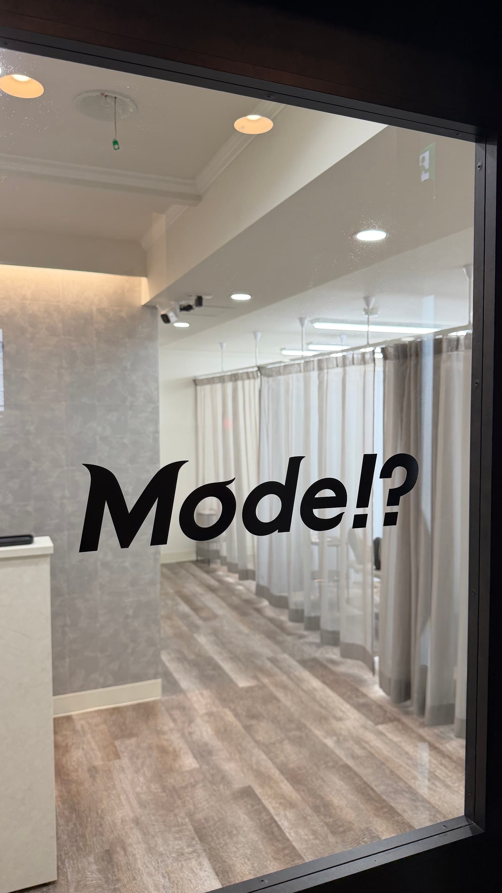 Mode!? 池袋東口店(池袋)のメンズ眉毛サロン店内写真 1枚目
