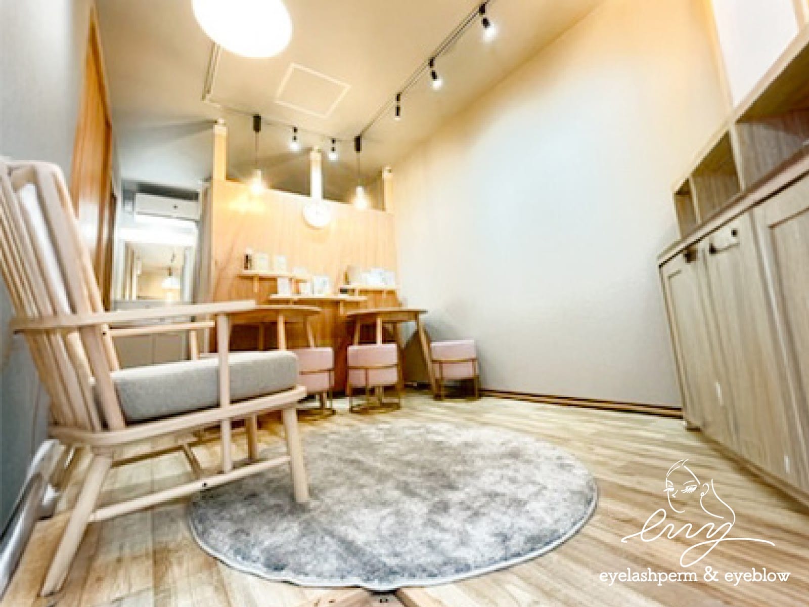 まつ毛パーマ・眉毛専門サロンeny 和泉(和泉)のメンズ眉毛サロン店内写真 1枚目