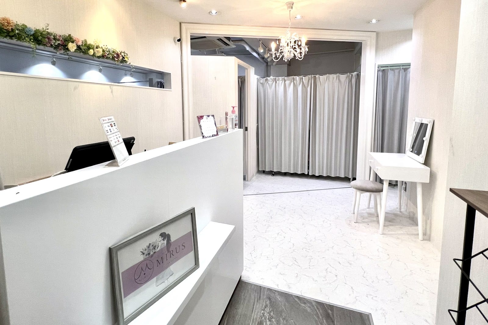 似合わせ専門MIRUS EyeBeauty&Nail上大岡駅前店（上大岡）のメンズ眉毛サロン店内写真 1枚目