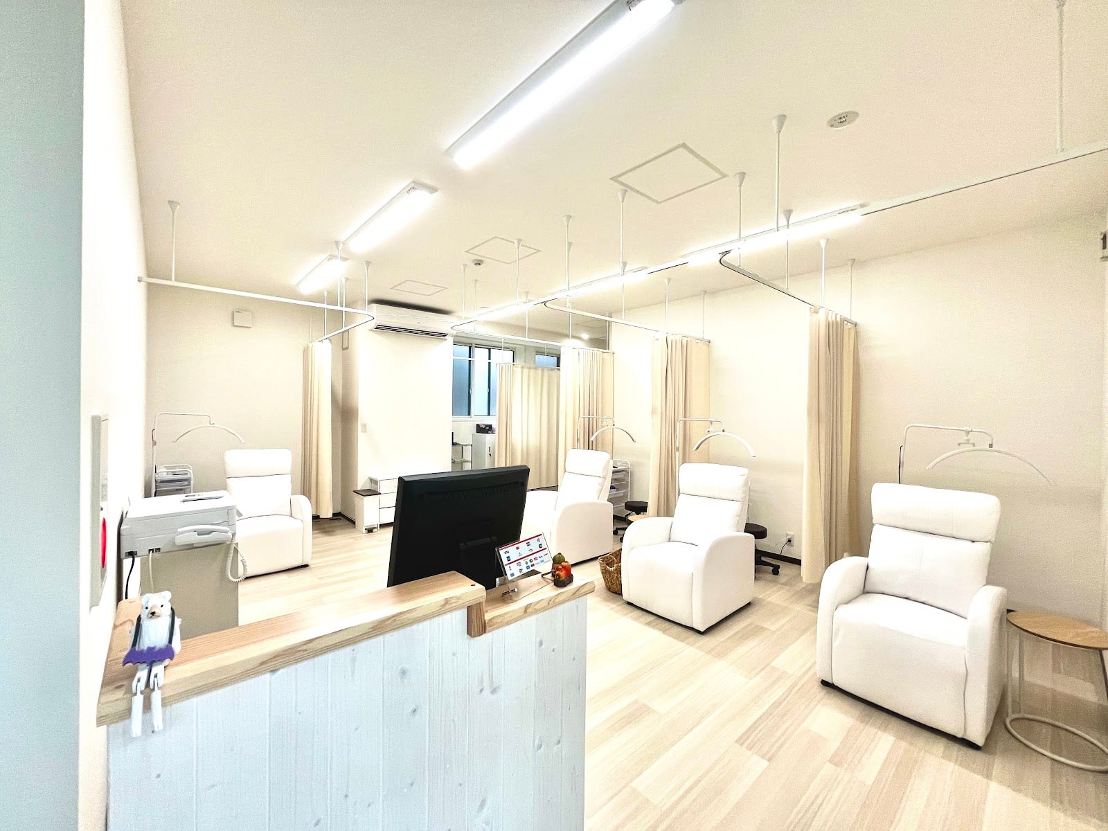 charm by revo 柏駅(柏)のメンズ眉毛サロン店内写真 1枚目