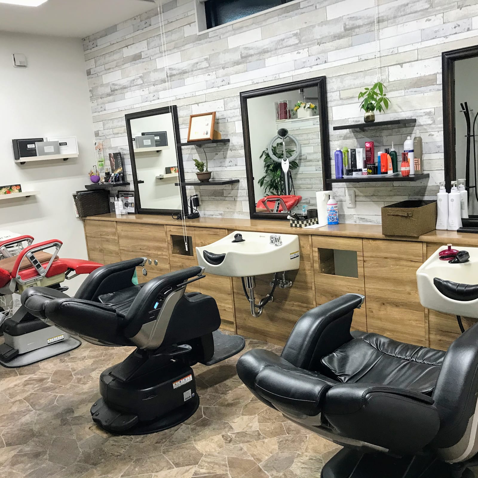 salon TOMARI(倉敷)のメンズ眉毛サロン店内写真 1枚目