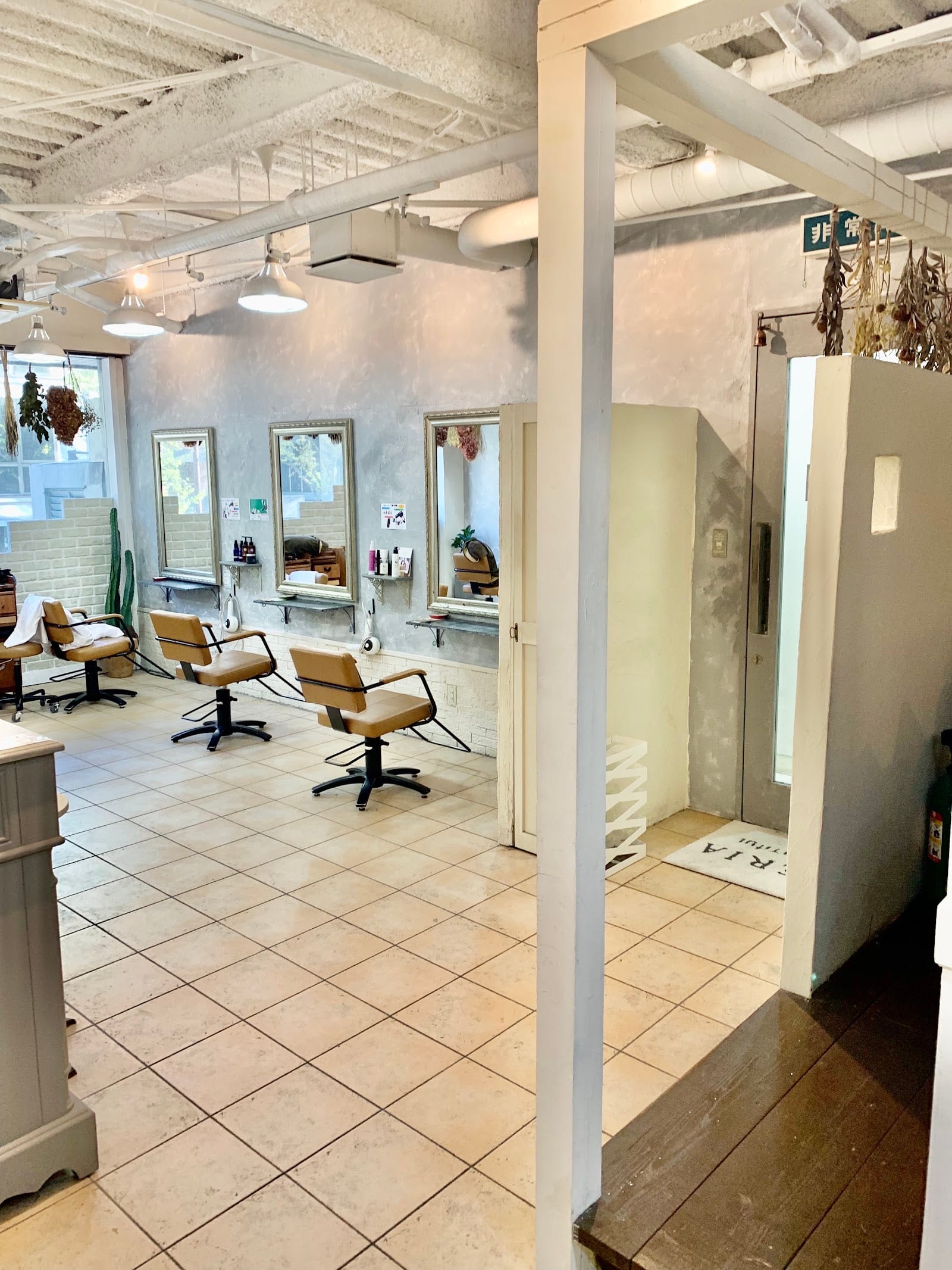 アイブロウ専門店 EYEBROW SALON ROCCA上津バイパス店(久留米)のメンズ眉毛サロン店内写真 1枚目