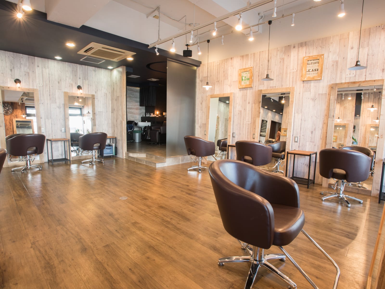 Agu hair pino 松戸店(松戸)のメンズ眉毛サロン店内写真 1枚目