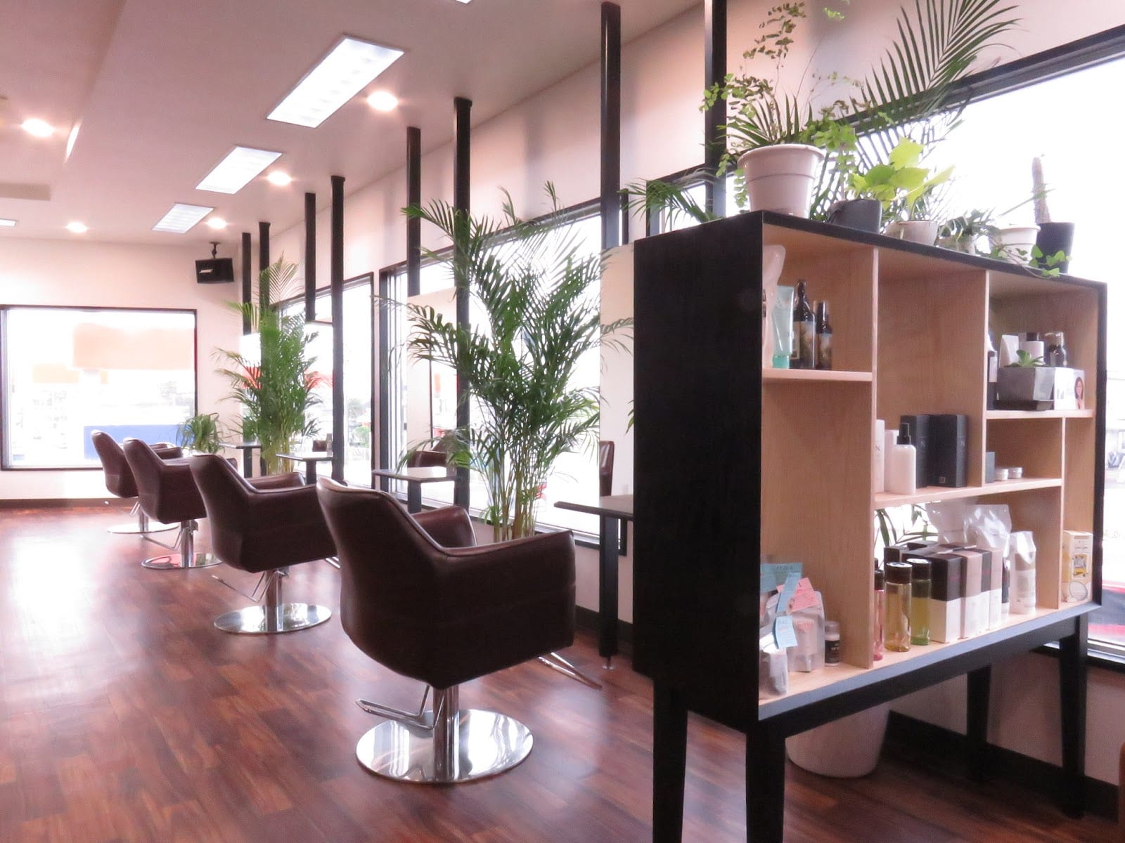 LAMP of hair Relaxation(都城)のメンズ眉毛サロン店内写真 1枚目