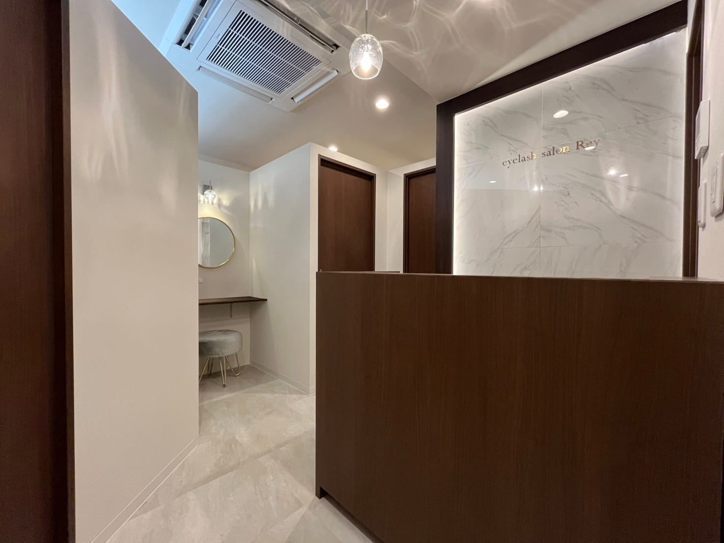 完全個室eyelash salon Rey長崎浜町店 まつげパーマパリジェンヌ(長崎)のメンズ眉毛サロン店内写真 1枚目
