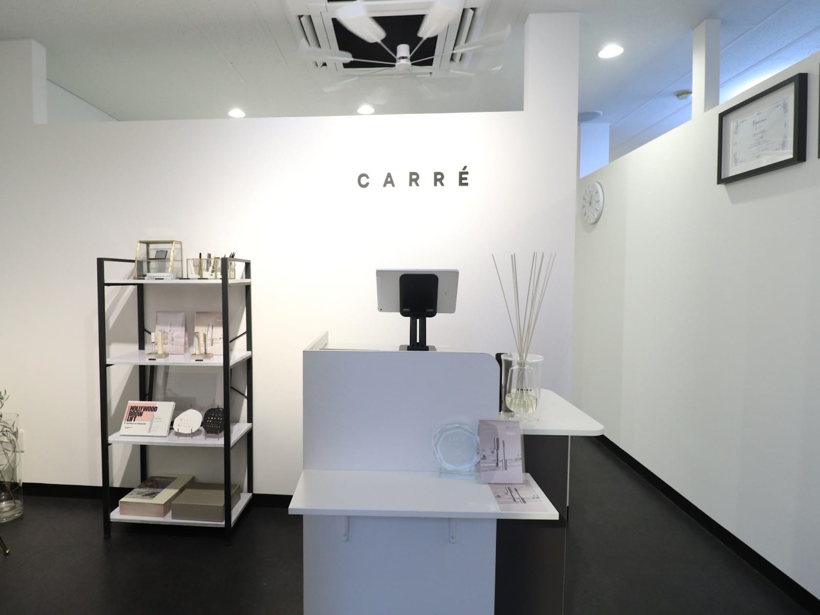 まつげパーマ・マツエク・美眉アイブロウ専門店 CARRE(名古屋)のメンズ眉毛サロン店内写真 1枚目