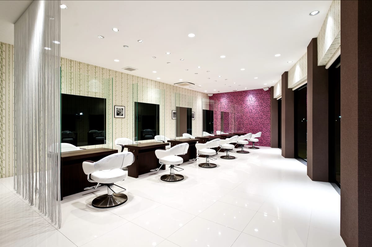 HAIR & MAKE EARTH 甲府昭和店(中巨摩)のメンズ眉毛サロン店内写真 1枚目