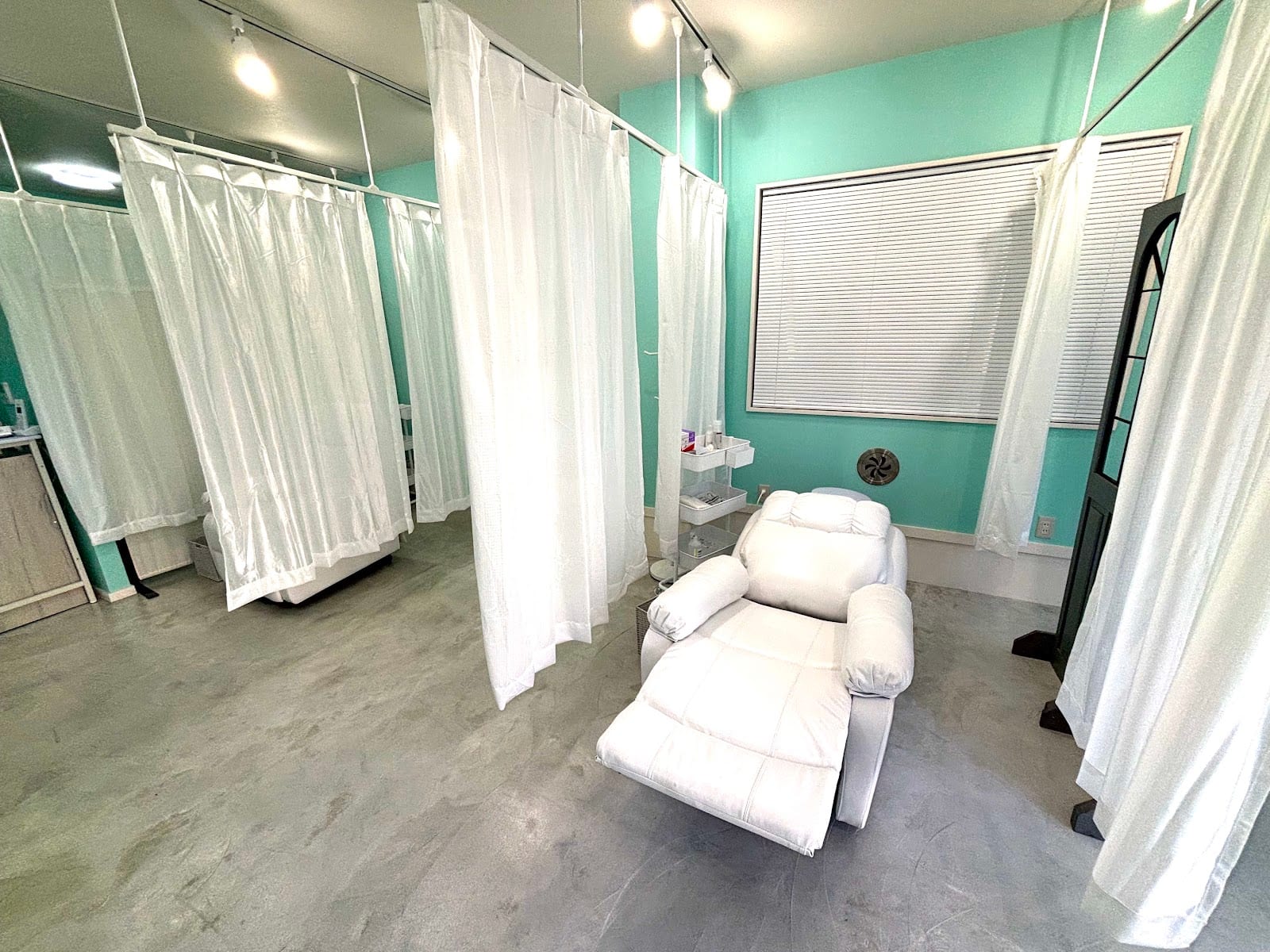 Relou eyelash salon(新座)のメンズ眉毛サロン店内写真 1枚目