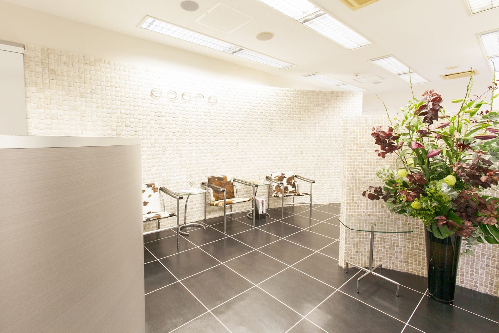 眉毛・まつ毛パーマ専門店 エサージュ表参道店(表参道)のメンズ眉毛サロン店内写真 1枚目