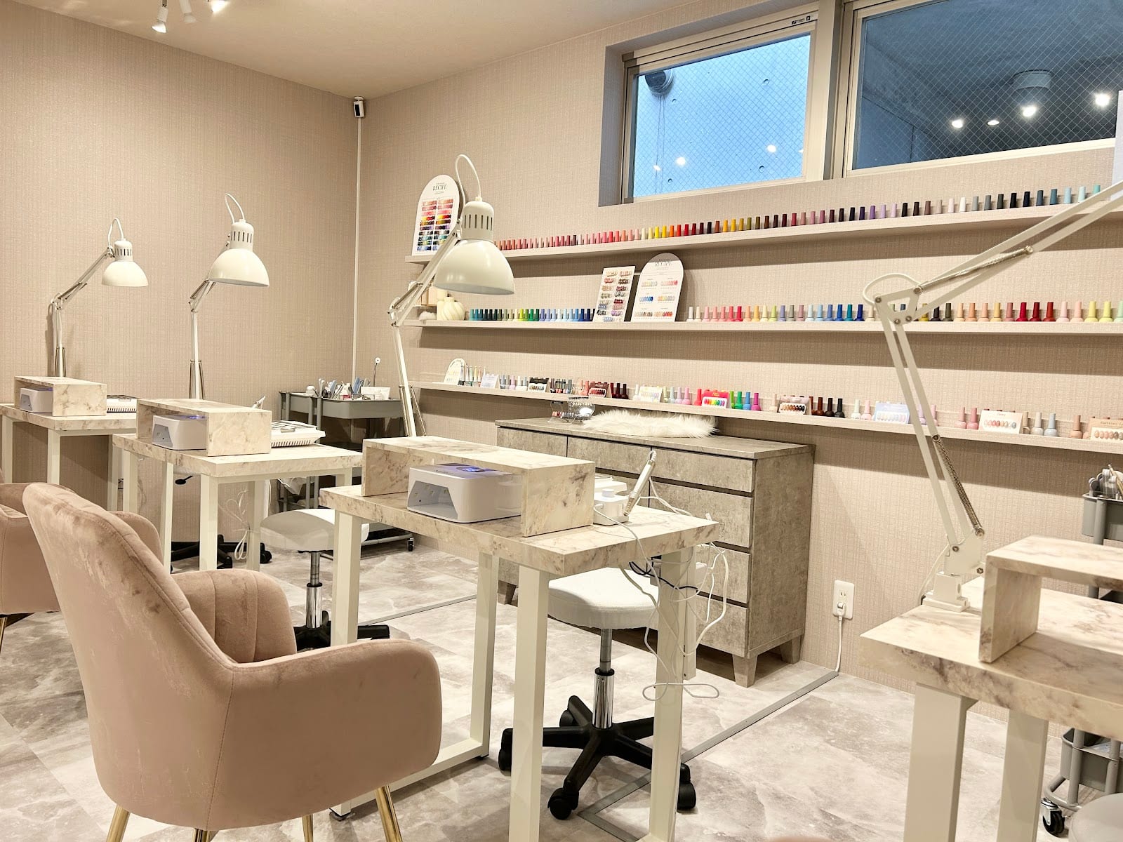 naileyesalon&school Lycka（三宮）のメンズ眉毛サロン店内写真 1枚目