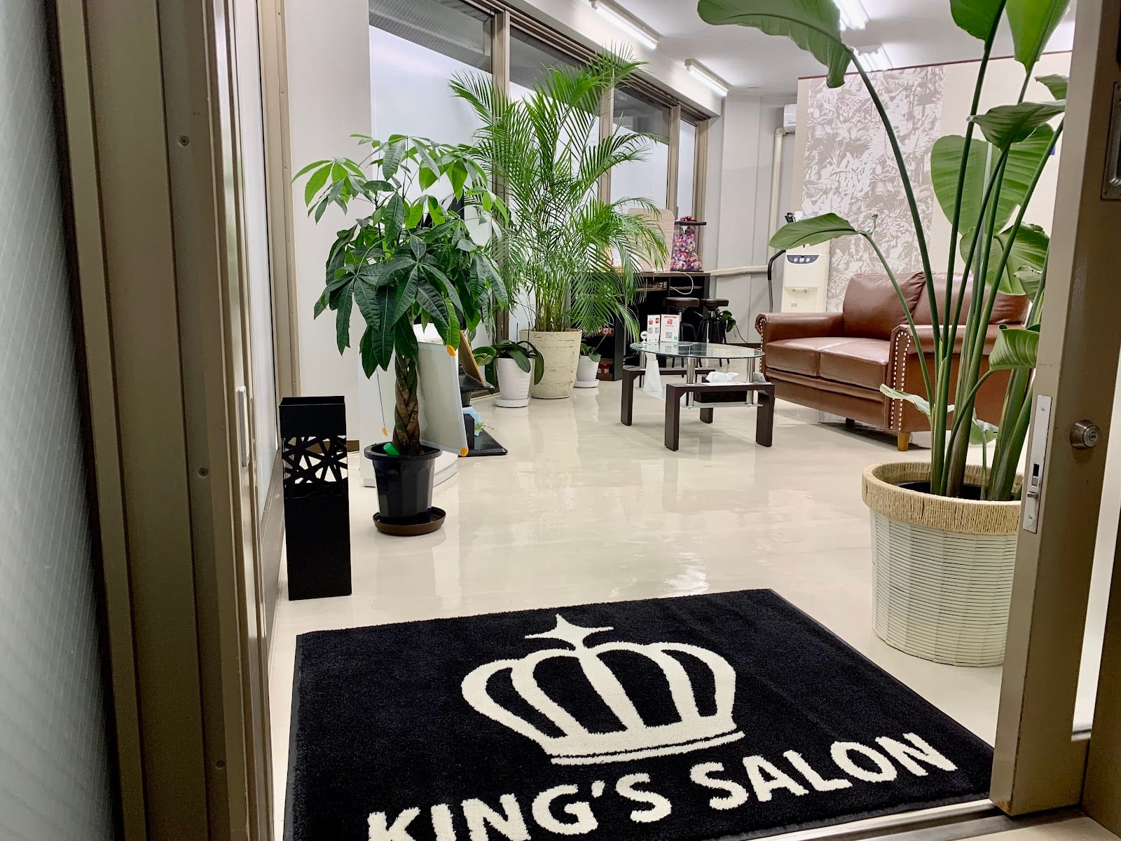 KING’S SALON長崎佐世保店(佐世保)のメンズ眉毛サロン店内写真 1枚目