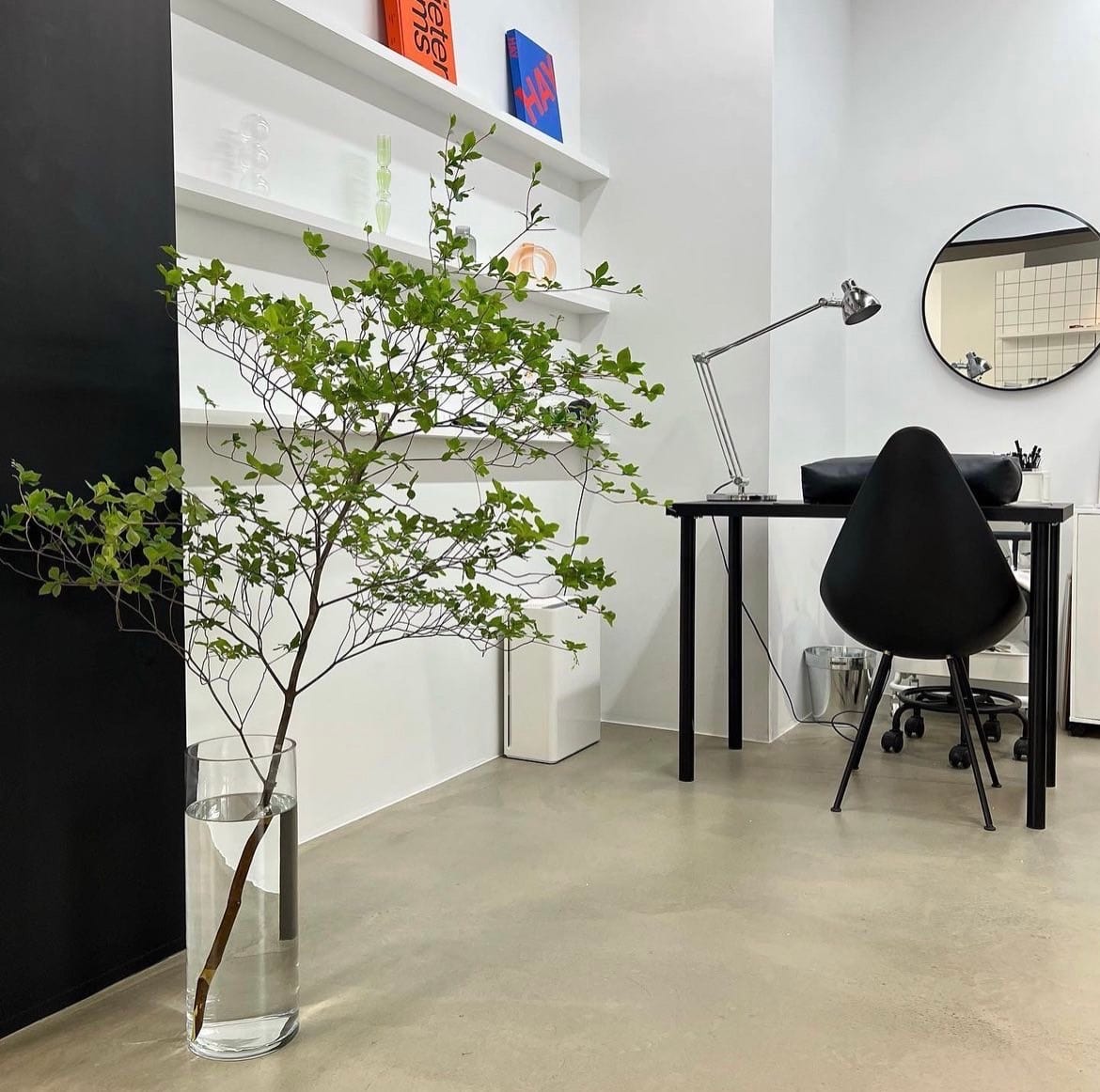 Nico nail & eye(仙台駅)のメンズ眉毛サロン店内写真 1枚目