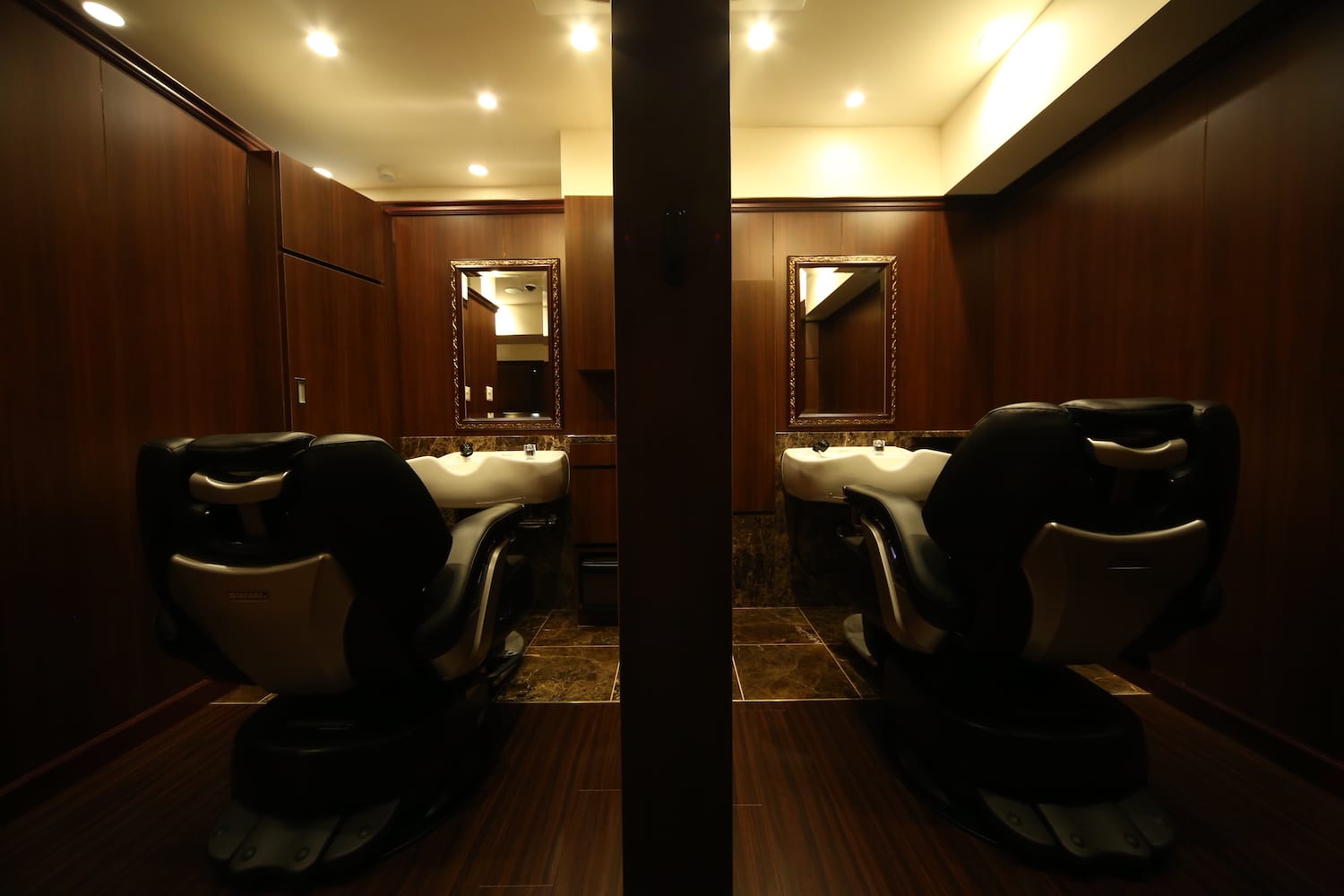 Shaving & Bridal HIRO GINZA 田町店(品川)のメンズ眉毛サロン店内写真 1枚目