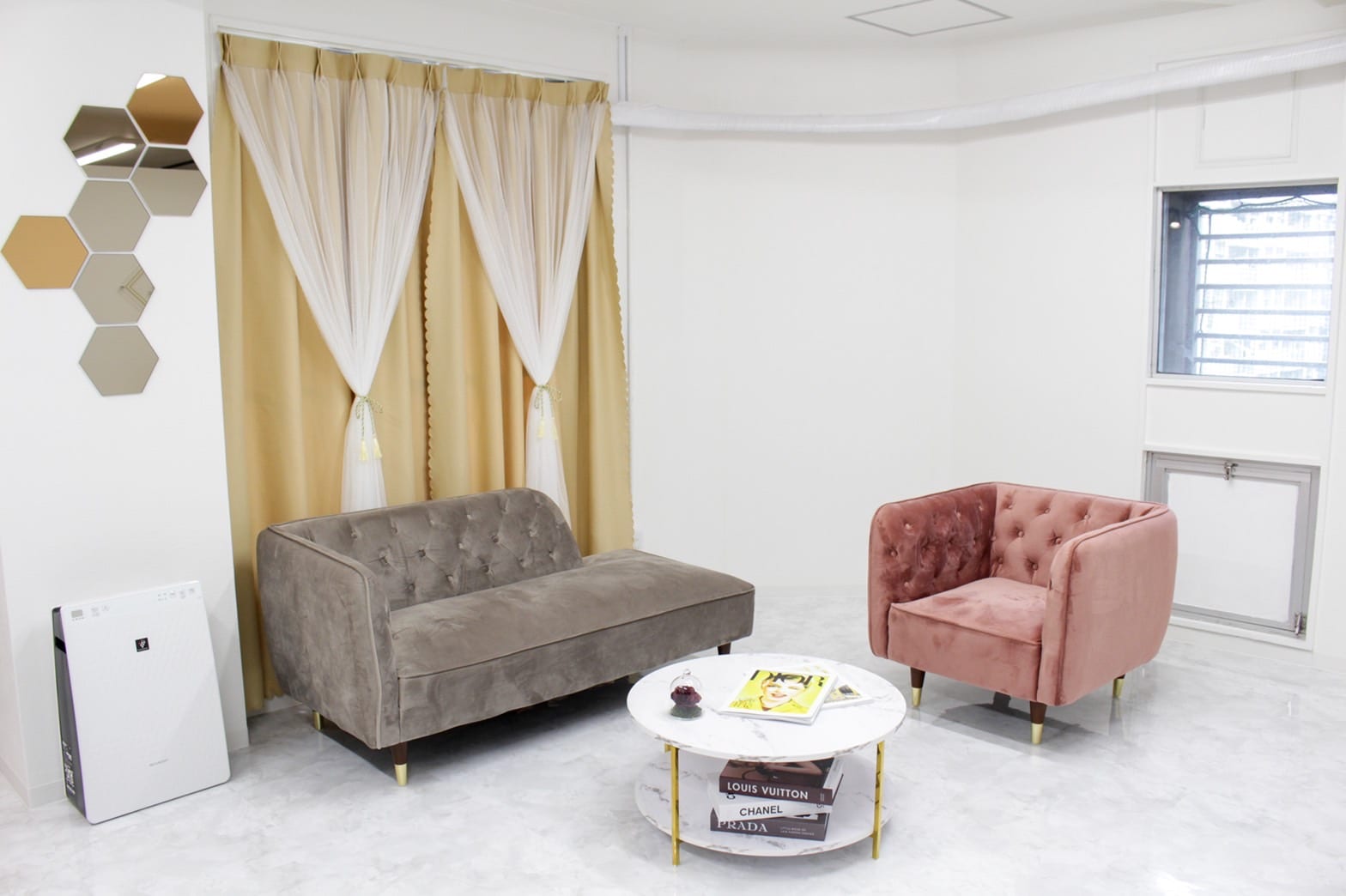 Mr.&Ms.脱毛眉毛専門店 全身脱毛・都度払い 四ツ橋・堀江店(心斎橋)のメンズ眉毛サロン店内写真 1枚目
