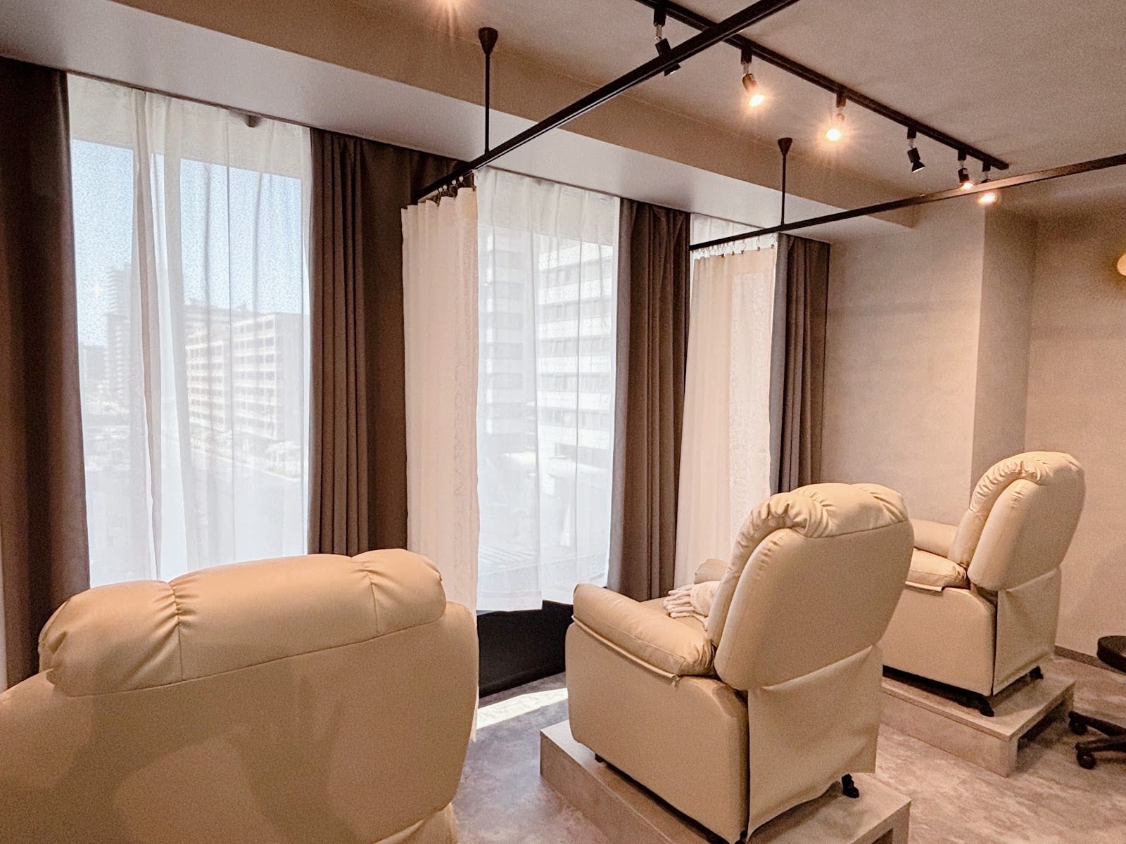 Eye Salon Biolus 天王寺2号店(天王寺)のメンズ眉毛サロン店内写真 1枚目