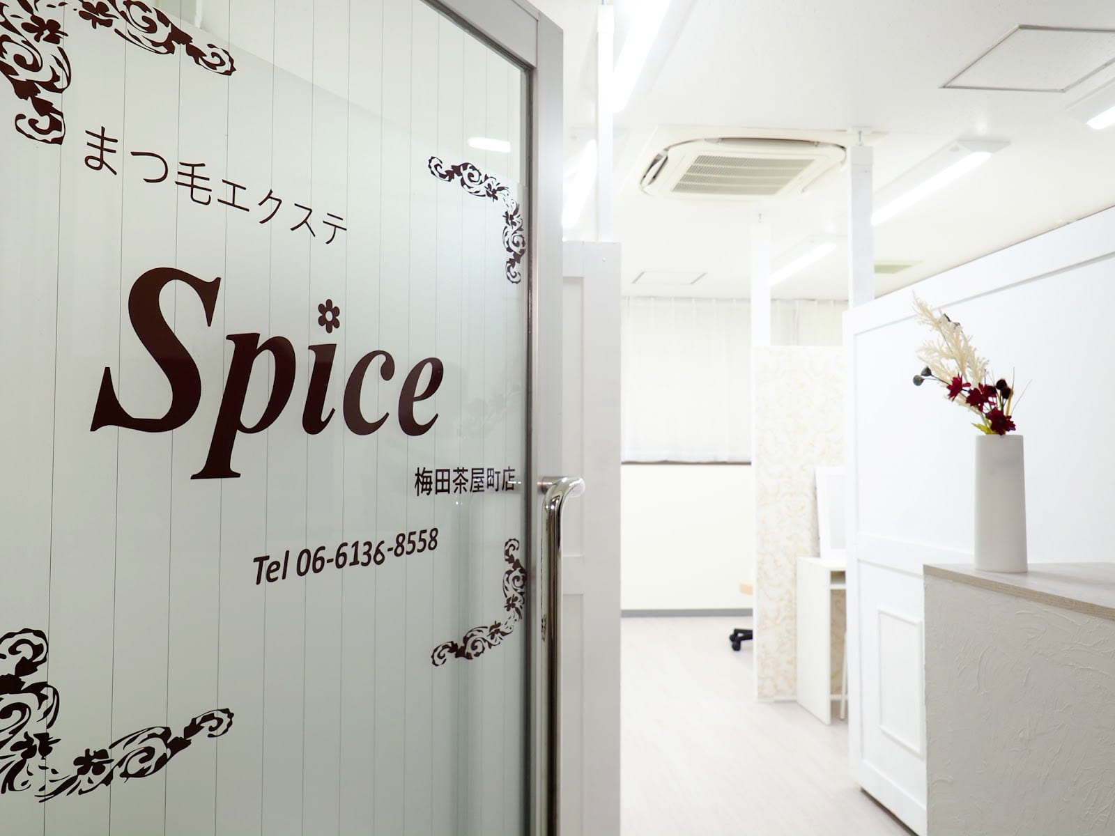 マツエク/まつげパーマと眉毛サロン Spice 梅田茶屋町店(梅田)のメンズ眉毛サロン店内写真 1枚目