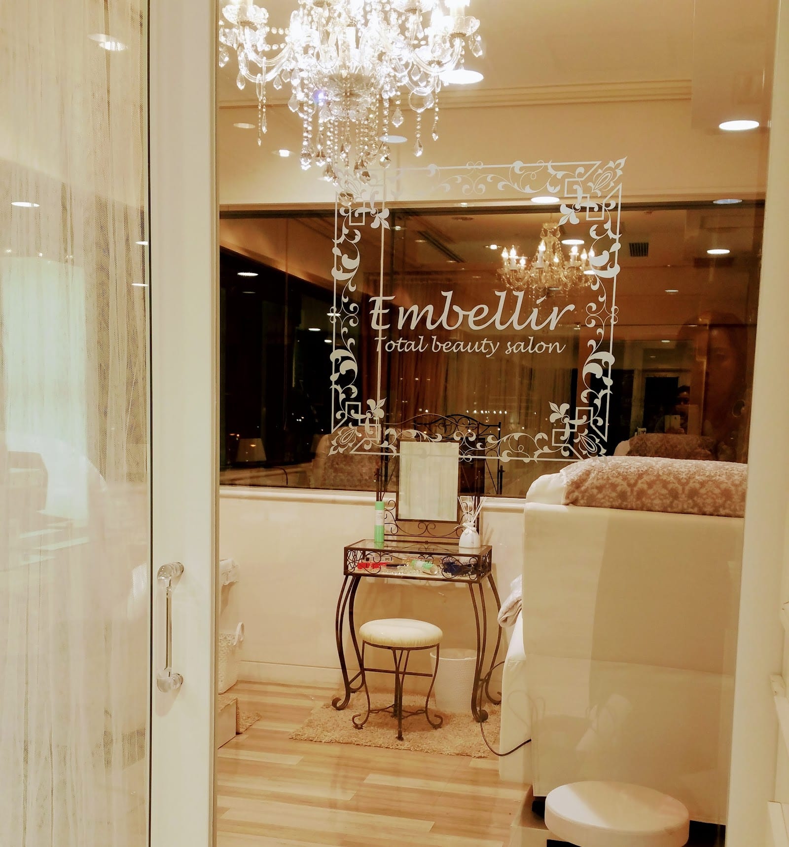 Embellir 横浜 平沼 まつ毛パーマ アイブロウ LEDエクステ パリジェンヌ 眉毛（横浜）のメンズ眉毛サロン店内写真 1枚目