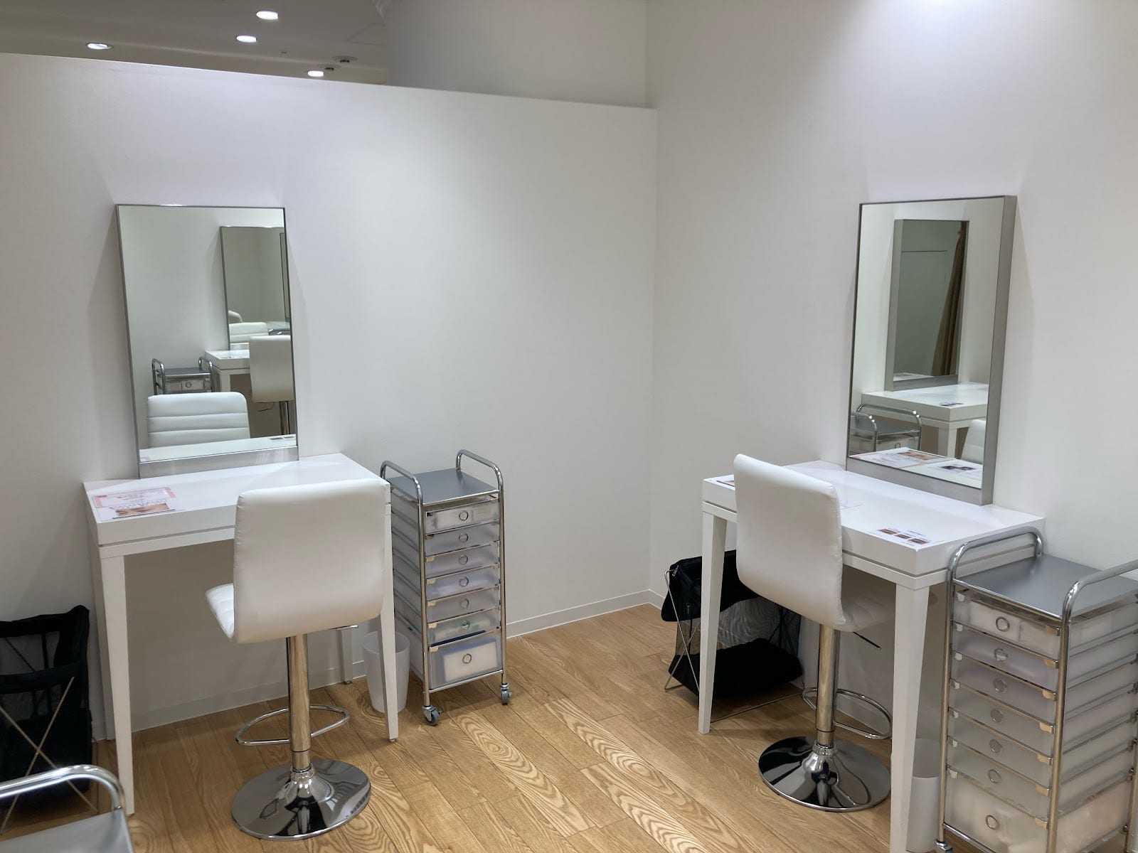 BIEWS EYEBROW STUDIO 横浜ポルタ店(横浜)のメンズ眉毛サロン店内写真 1枚目